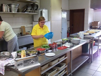 Veel werk in de keuken.